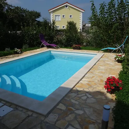 Isa - 3 Bedrooms, 2 Bathrooms, Pool
