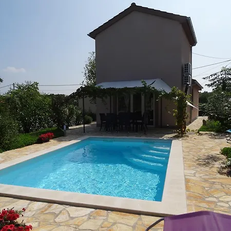Isa - 3 Bedrooms, 2 Bathrooms, Pool Lakmartin