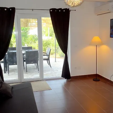 Isa - 3 Bedrooms, 2 Bathrooms, Pool